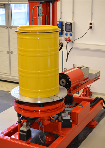 Foto eines typischen segmentierten Gamma-Scanners mit elektro-gekühltem HPGe-Detektor bei der Messung eines 200-L Abfallbehälters.