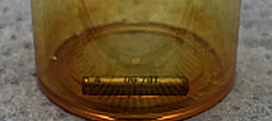 Foto einer Sr-90 HRQ in einem Becherglas.